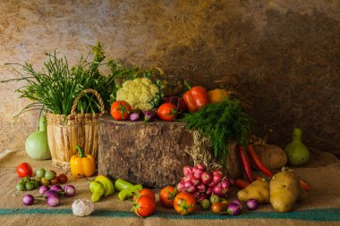 Natürmort sebzeler, otlar ve meyveler.