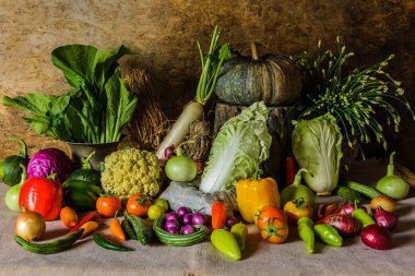 Natürmort sebzeler, otlar ve meyveler.