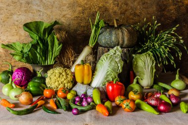 Natürmort sebzeler, otlar ve meyveler.