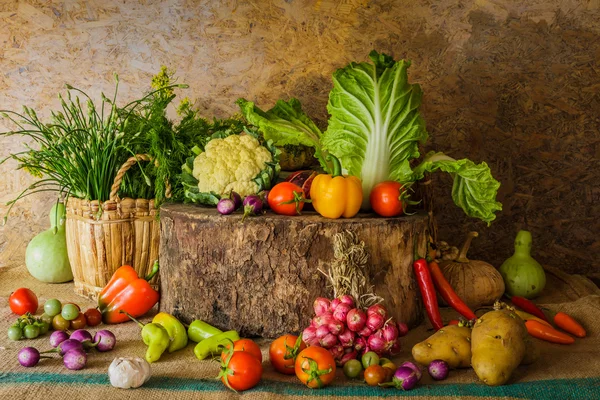 Stilleven groenten, kruiden en fruit. — Stockfoto