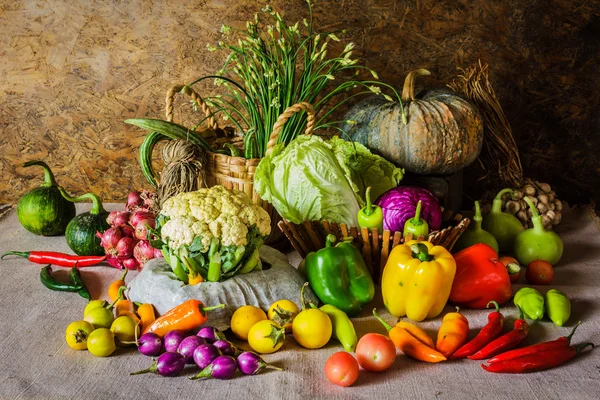 Stilleven groenten, kruiden en fruit. — Stockfoto