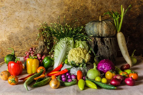 Stillleben Gemüse, Kräuter und Früchte. — Stockfoto