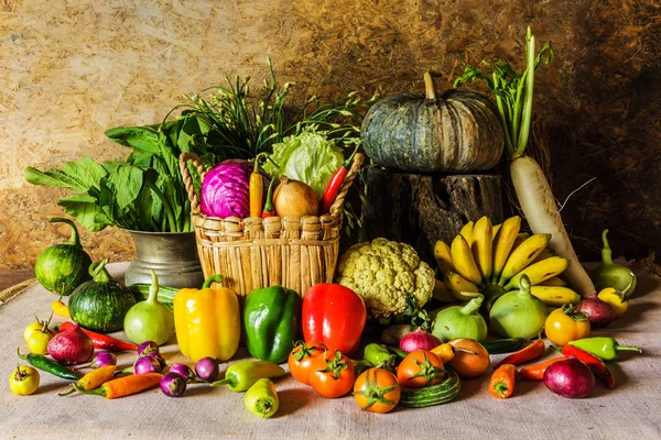 Stilleven groenten, kruiden en fruit. — Stockfoto