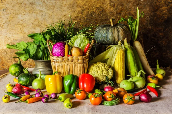 Stilleben grönsaker, örter och frukter. — Stockfoto