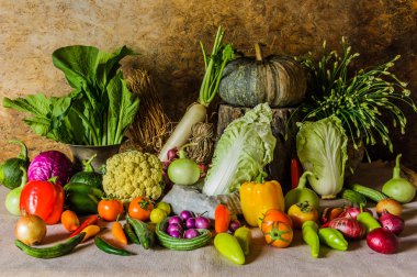 Natürmort sebzeler, otlar ve meyveler.