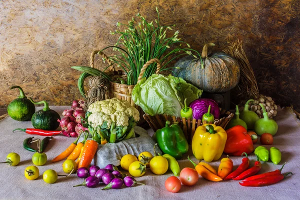 Stillleben Gemüse, Kräuter und Früchte. — Stockfoto