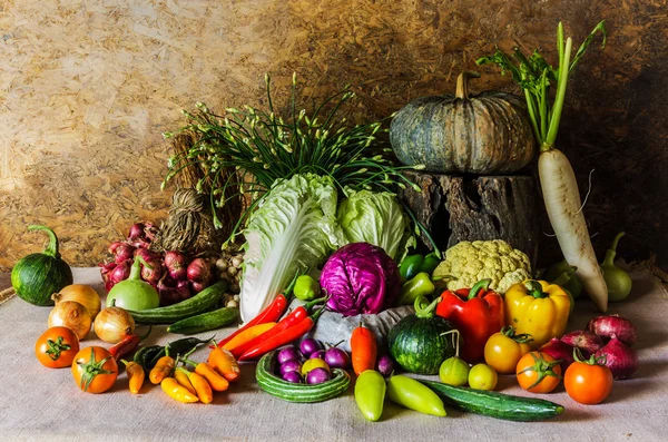 Bodegón Verduras, hierbas y frutas . — Foto de Stock