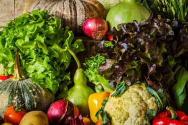 Natürmort sebzeler, otlar ve meyveler.