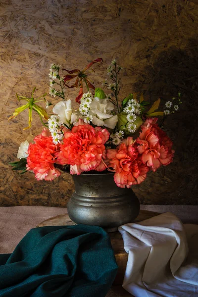 Nature morte avec de belles fleurs — Photo