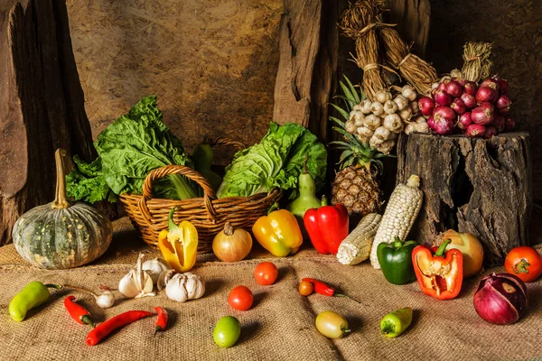 Zátiší zeleniny, bylin a ovoce. — Stock fotografie