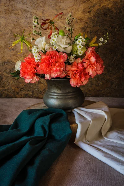 Bodegón con hermosas flores — Foto de Stock