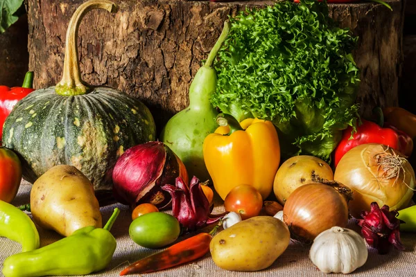Stilleven groenten, kruiden en fruit. — Zdjęcie stockowe