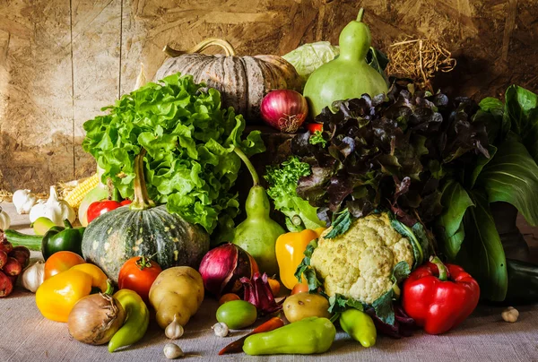 Stilleven groenten, kruiden en fruit. — Stockfoto