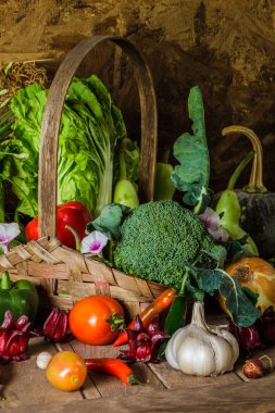 Natürmort sebzeler, otlar ve meyveler.