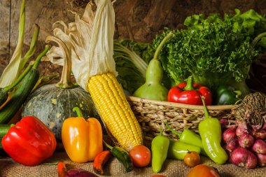 Natürmort sebzeler, otlar ve meyveler.