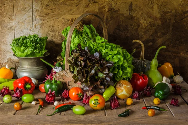 Nature morte Légumes, herbes et fruits . — Photo