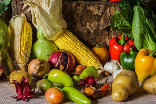 Stilleben grönsaker, örter och frukter. — Stockfoto