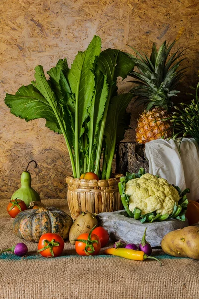 Stilleben grönsaker, örter och frukter. — Stockfoto