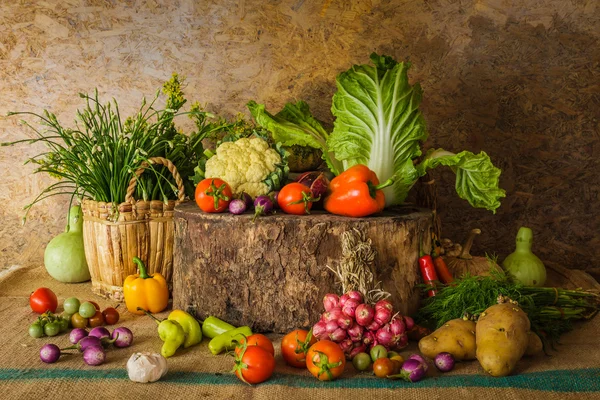 Stillleben Gemüse, Kräuter und Früchte. — Stockfoto