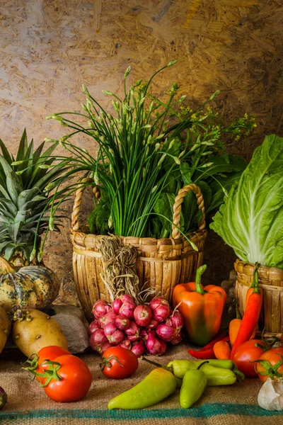 Bodegón Verduras, hierbas y frutas . —  Fotos de Stock