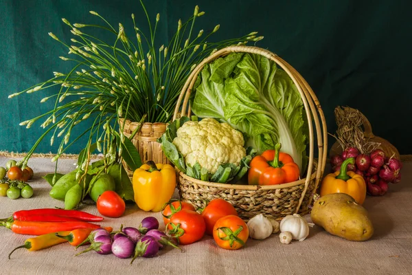 Stilleven groenten, kruiden en fruit. — Stockfoto