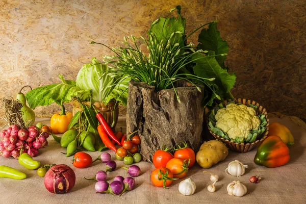 Stilleben grönsaker, örter och frukter. — Stockfoto