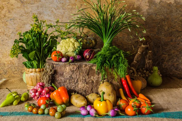 Nature morte Légumes, herbes et fruits . — Photo