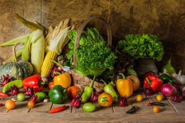 Natürmort sebzeler, otlar ve meyveler.