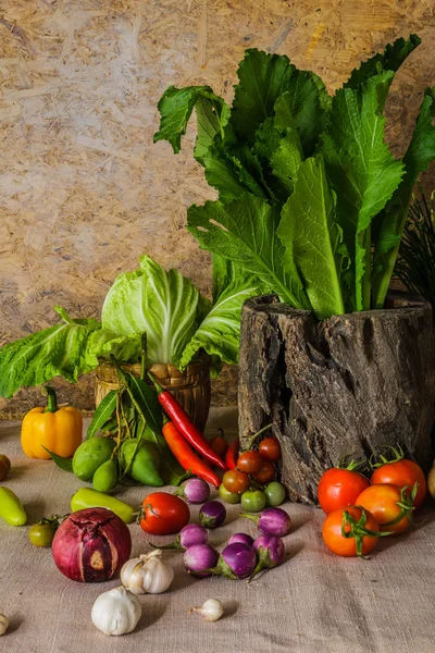 Nature morte Légumes, herbes et fruits . — Photo