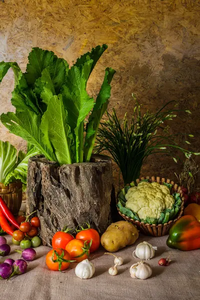 Bodegón Verduras, hierbas y frutas . —  Fotos de Stock
