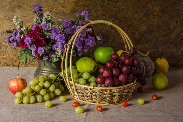 Натюрморт с фруктами. — стоковое фото