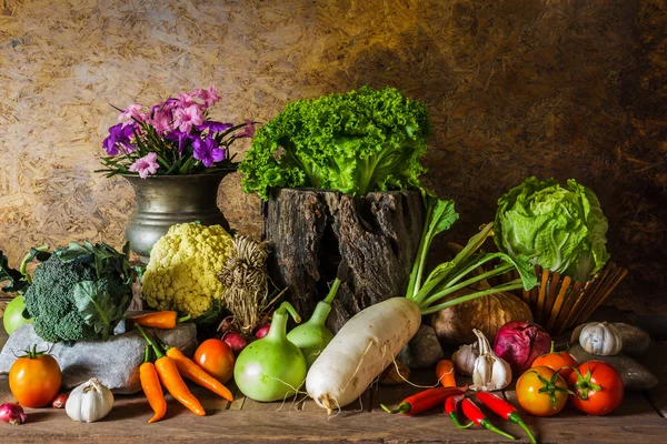 Stilleven groenten, kruiden en fruit. — Stockfoto