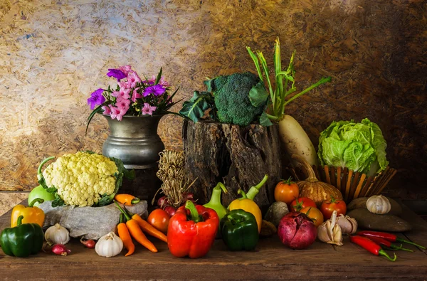 Stilleven groenten, kruiden en fruit. — Stockfoto