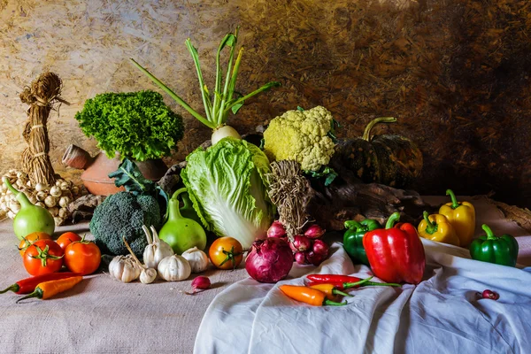 Vida morta Legumes, ervas e frutas . — Fotografia de Stock