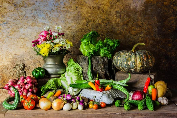 Vida morta Legumes, ervas e frutas . — Fotografia de Stock