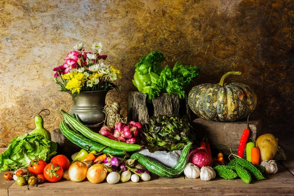 Stilleven groenten, kruiden en fruit. — Stockfoto