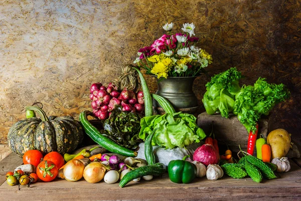Natürmort sebzeler, otlar ve meyveler. — Stok fotoğraf