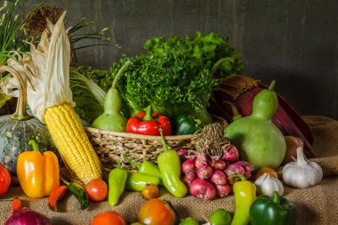 Natürmort sebzeler, otlar ve meyveler.