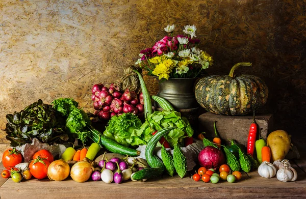 Stilleben grönsaker, örter och frukter. — Stockfoto