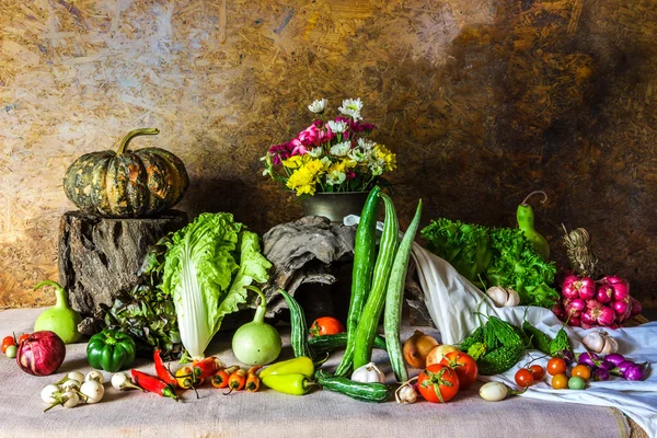 Nature morte Légumes, herbes et fruits . — Photo