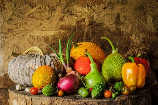 Stilleben av grönsaker och frukt. — Stockfoto