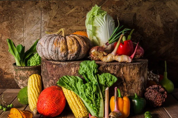 Stilleben av grönsaker och frukt. — Stockfoto