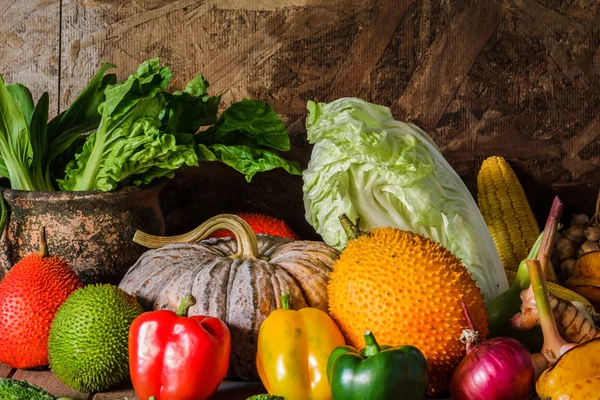 Stilleven groenten en fruit. — Stockfoto