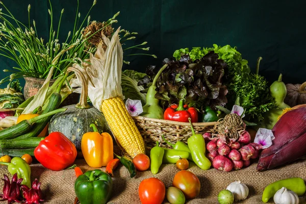 Bodegón Verduras, hierbas y frutas . —  Fotos de Stock