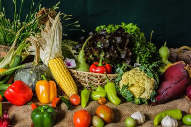 Natürmort sebzeler, otlar ve meyveler.