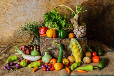 Natürmort sebzeler, otlar ve meyveler.