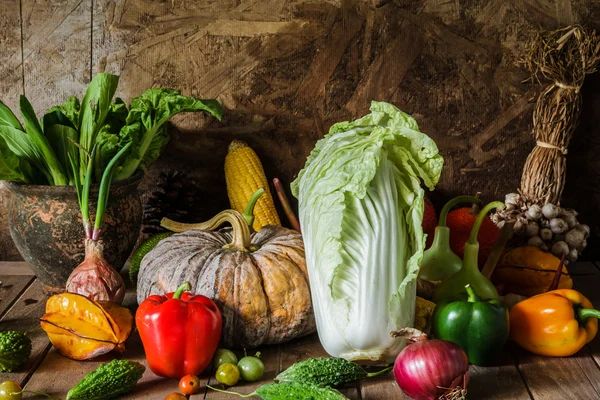 Stilleben av grönsaker och frukt. — Stockfoto