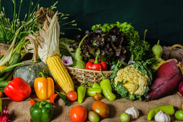 Nature morte Légumes, herbes et fruits . — Photo