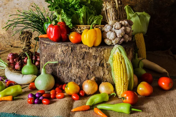 Stilleven groenten, kruiden en fruit. — Stockfoto