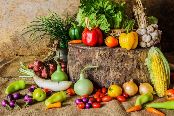 Stilleven groenten, kruiden en fruit. — Stockfoto